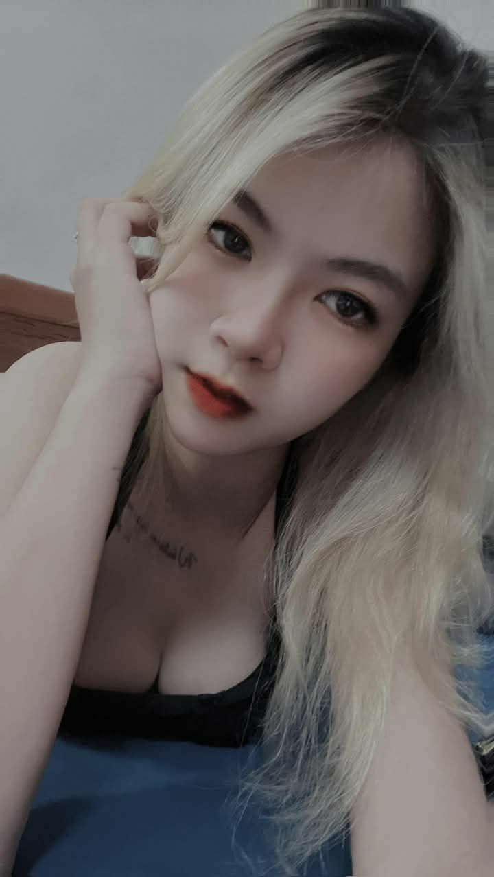 Con đĩ nhỏ đang vui vẻ đã quan hệ tình dục nồng nhiệt với anh chàng để những người bạn sói nhìn thấy, ngậm sâu vào họng rồi địt lồn con đĩ, để anh chàng mút núm vú và liếm lồn để trình chiếu cận cảnh, tăm bông và dụng cụ niệu đạo được đưa vào lồn